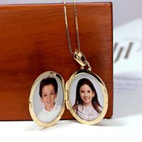 Relicário em Ouro 18k Oval Liso personalizado com dois Diamantes