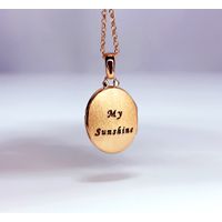 Relicário em Ouro 18k Oval Liso Fosco personalizado com dois Diamantes
