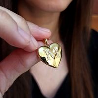 Relicário Coração Radiante em Ouro 18k Gravação de Letra com Diamantes