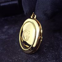  O Deslumbrante Relicário Oval em Ouro 18k 750 com Madrepérola - Com Diamantes