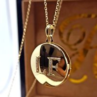 Relicário Diamante Duplo em Ouro 18k Redondo Com Duas Letras Cravejadas