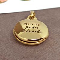 Relicário Círculo do Tempo Redondo em Ouro 18k com Gravação Personalizada