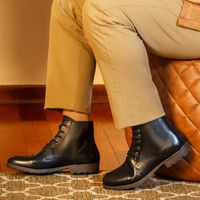 Bota Saara Retro em Couro - Preto