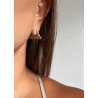 BRINCO ARGOLA TRIANGULAR BANHADO A RODIO BRANCO