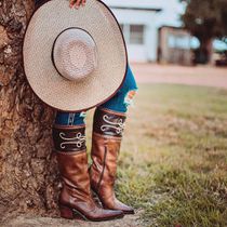 Bota Texana Feminina Com Detalhes Em Bordado e Trissê Em Couro