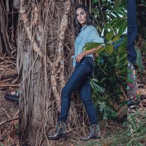 Bota Feminina Cano Curto Com Bordados Floral Em Couro