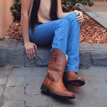 Bota Feminina Country Em Couro Bovino Com Bordados De Flechas