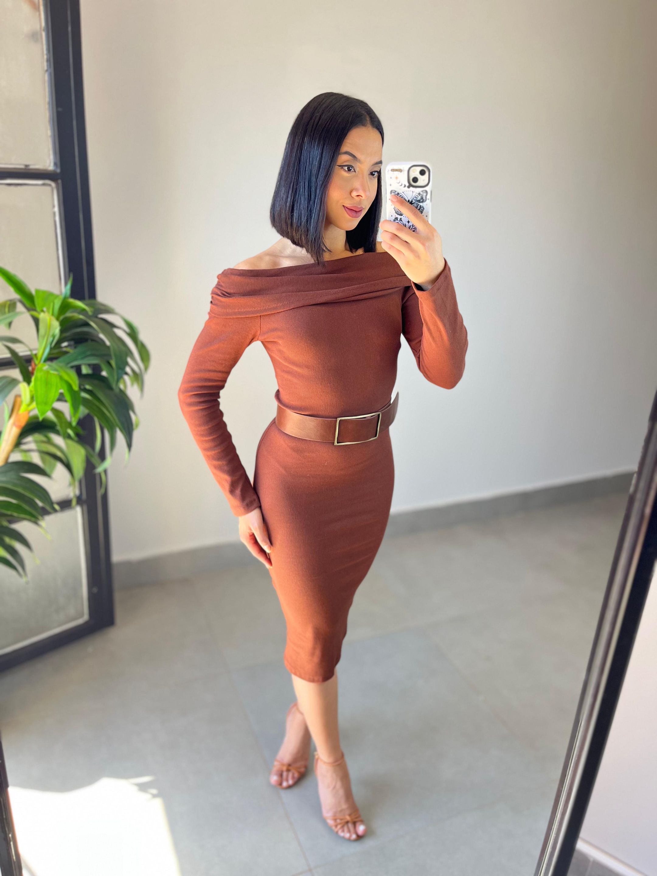 VESTIDO CANELADO OMBRO A OMBRO MARROM - MMUNIZ 