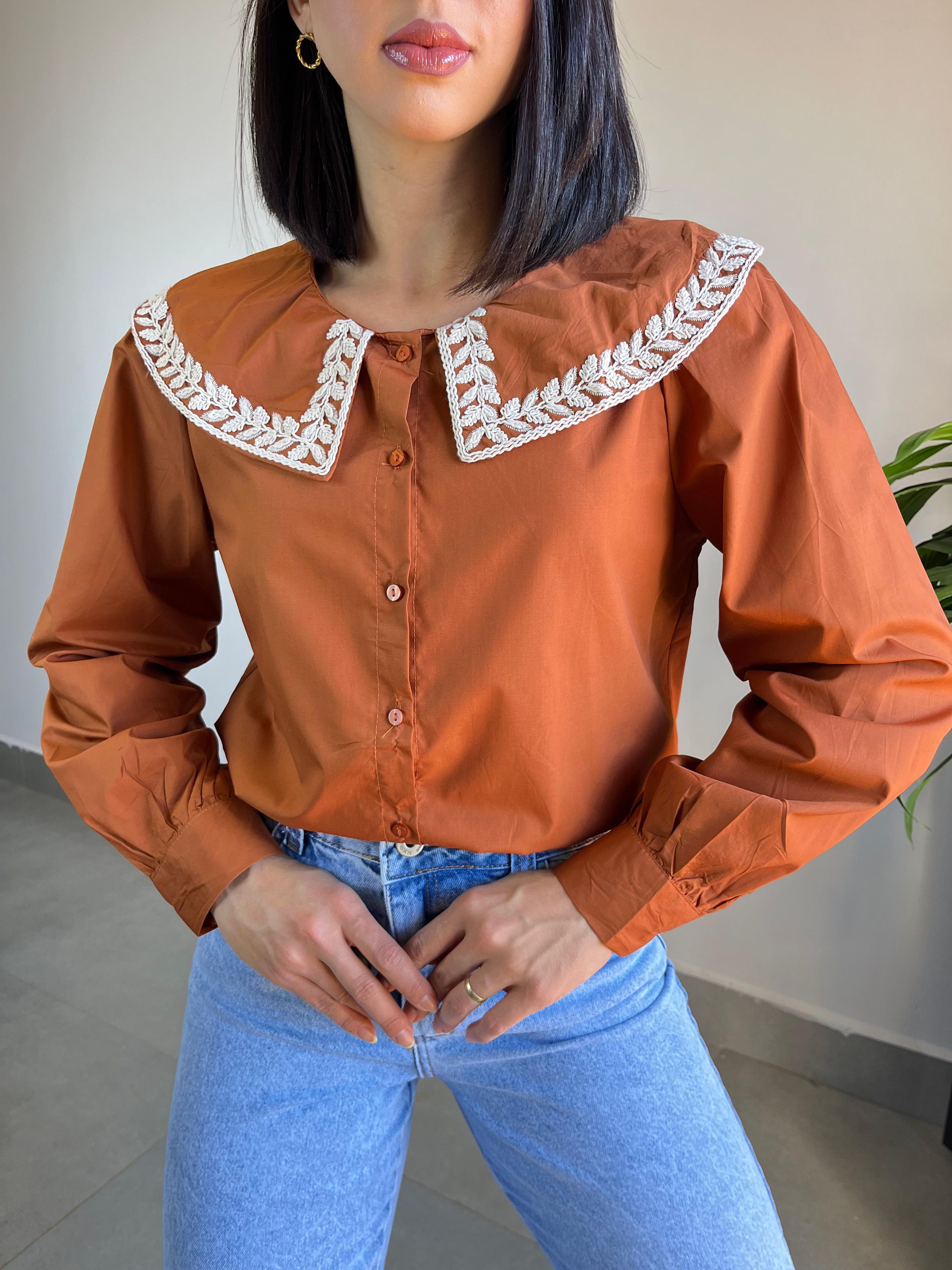 CAMISA LAURA BORDADA MARROM - MMUNIZ 