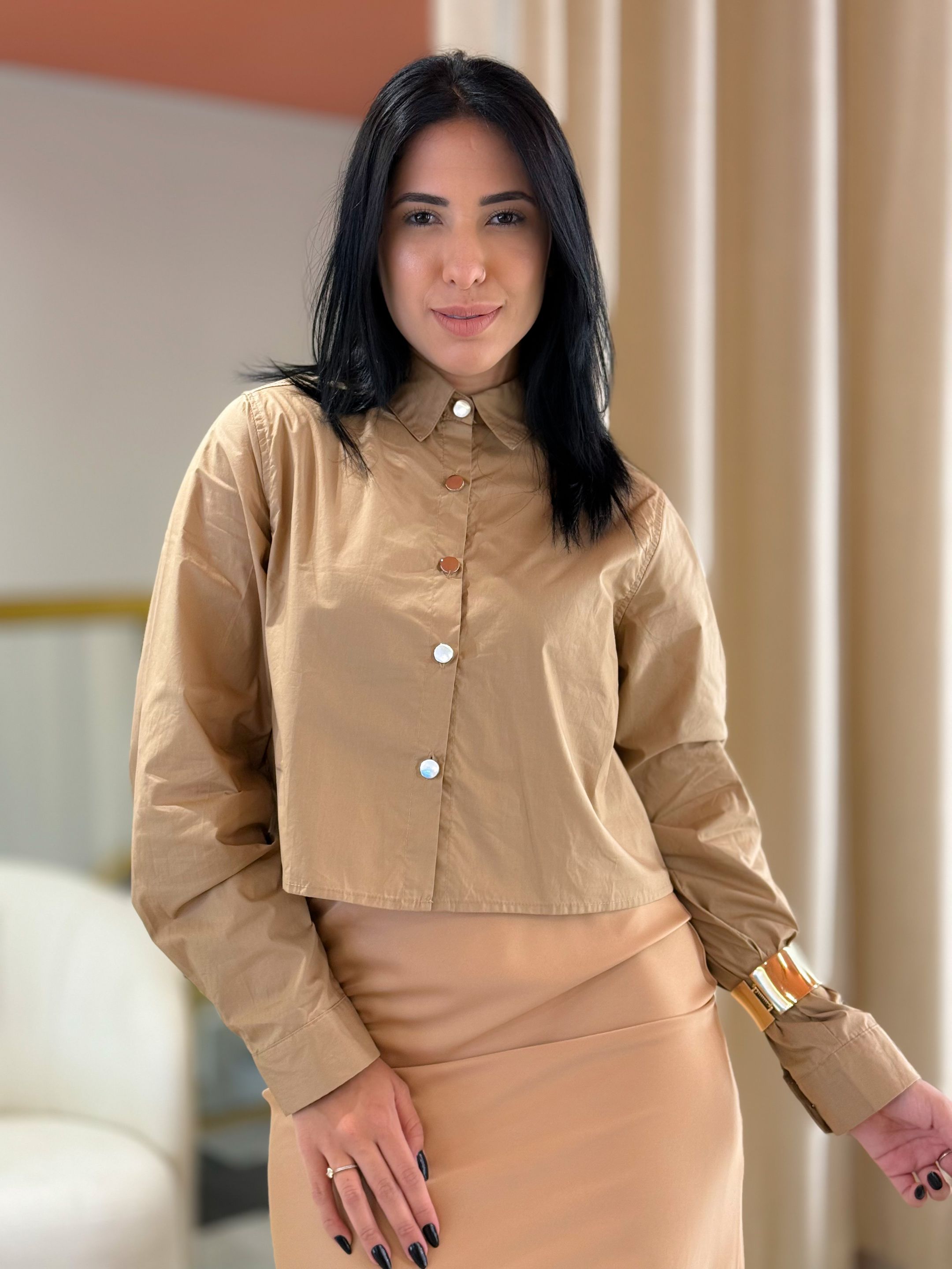 Camisa Cropped Melissa Capuccino - Por Katia Vilar Moda Clássica 