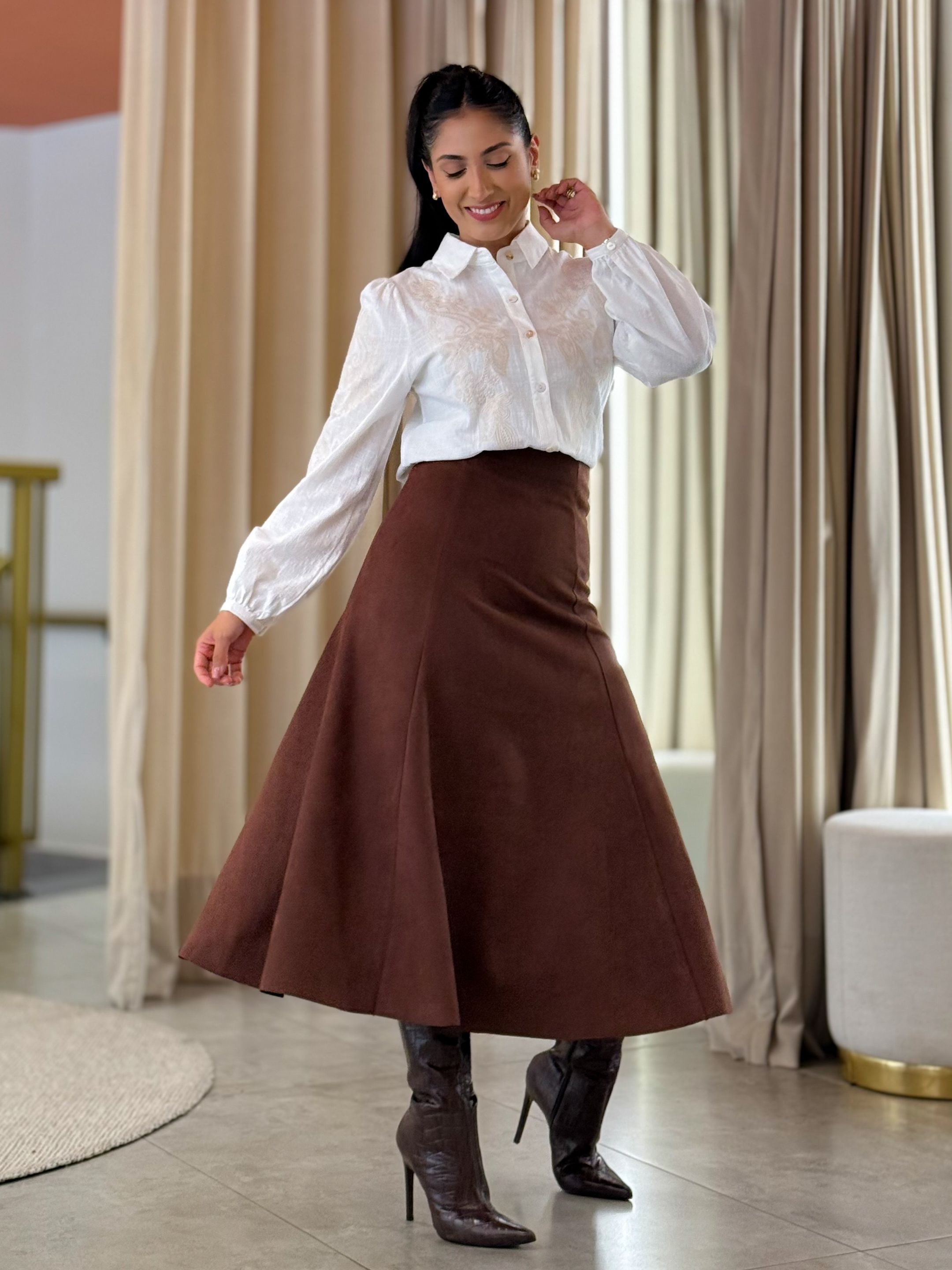 Saia Teodora Café - Por Katia Vilar Moda Clássica 