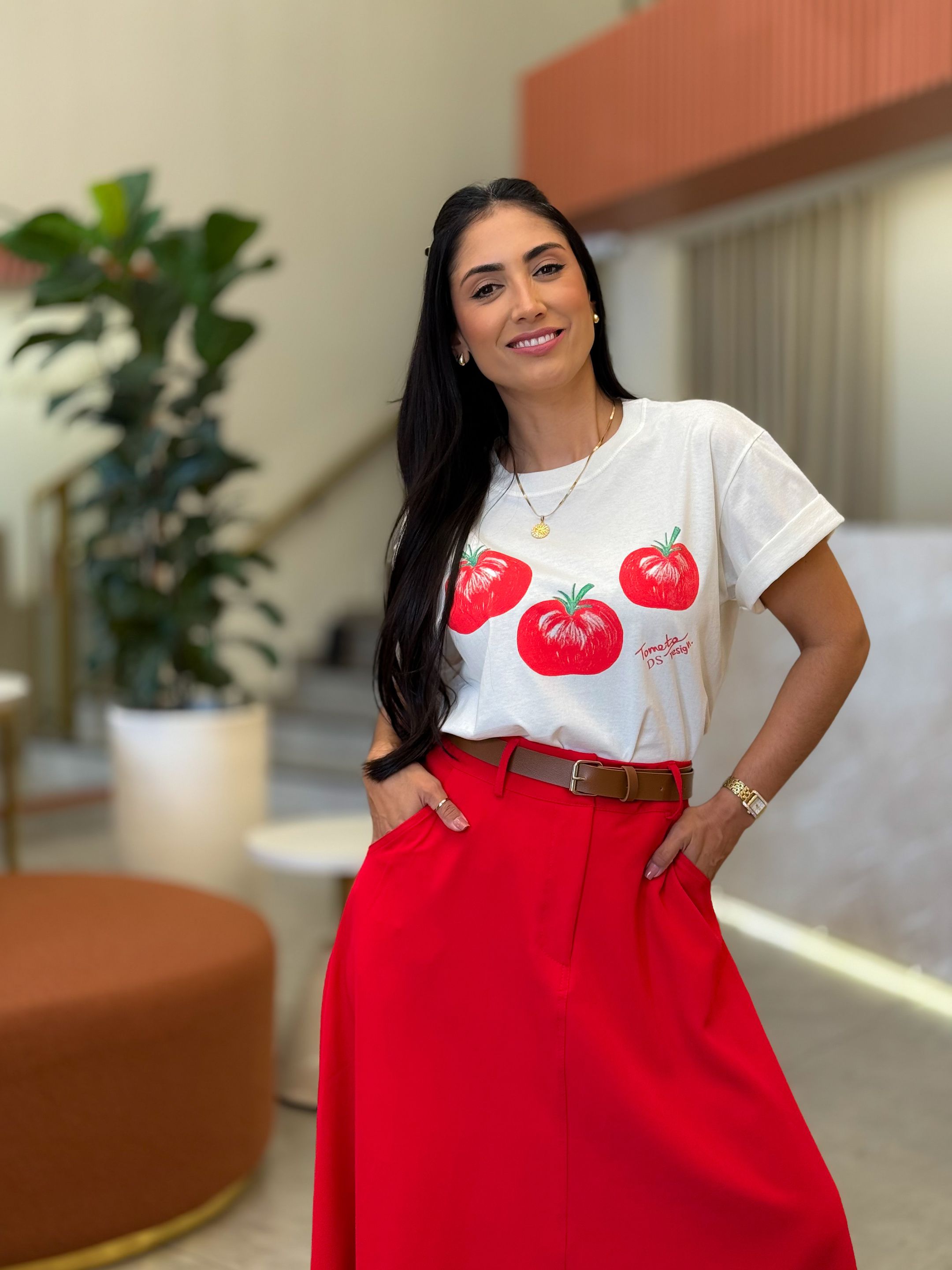 T-shirt Leonora Vermelha E Off White - Por Katia Vilar Moda Clássica 