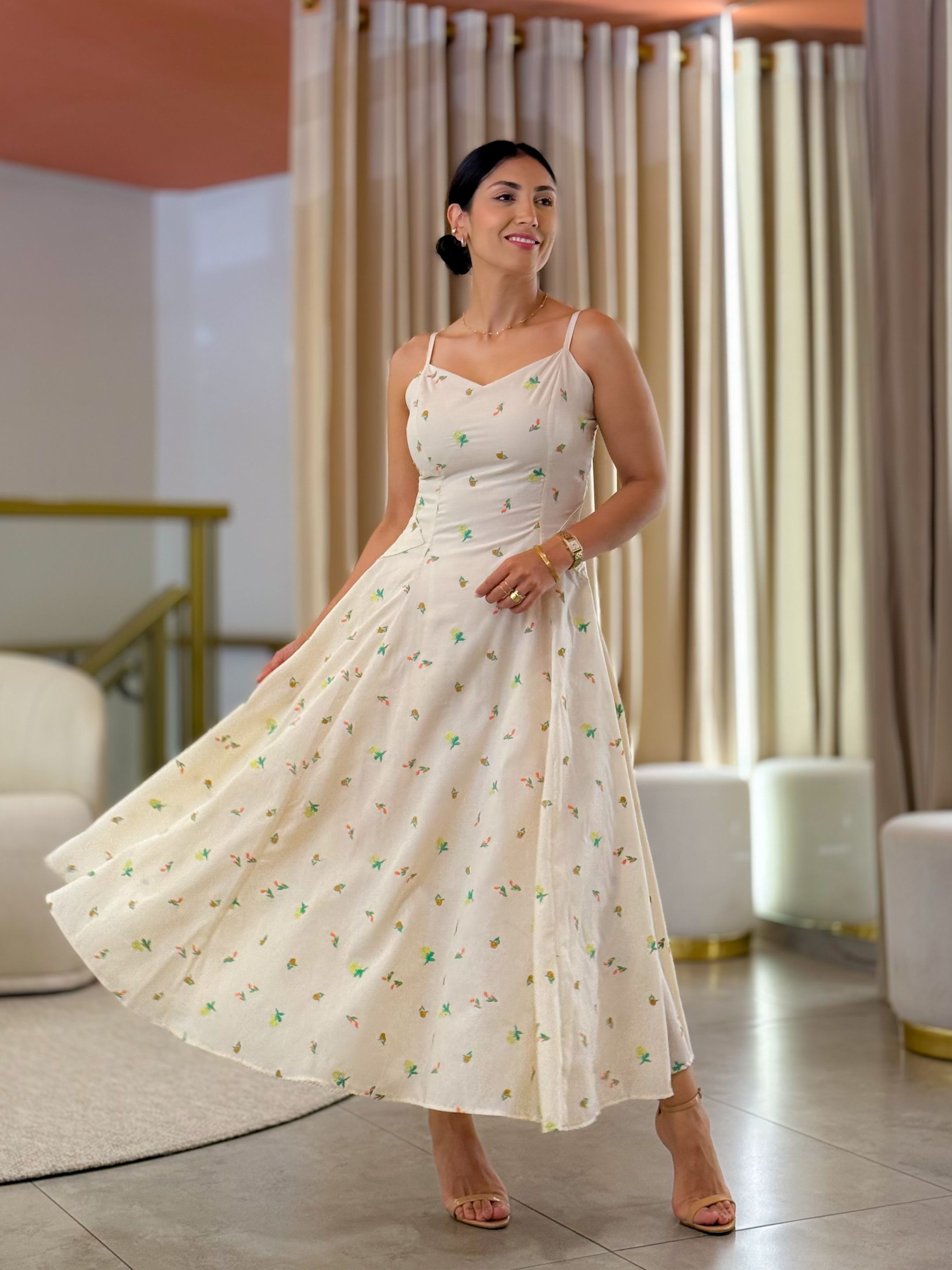 Vestido Lara Creme Floral - Por Katia Vilar Moda Clássica 