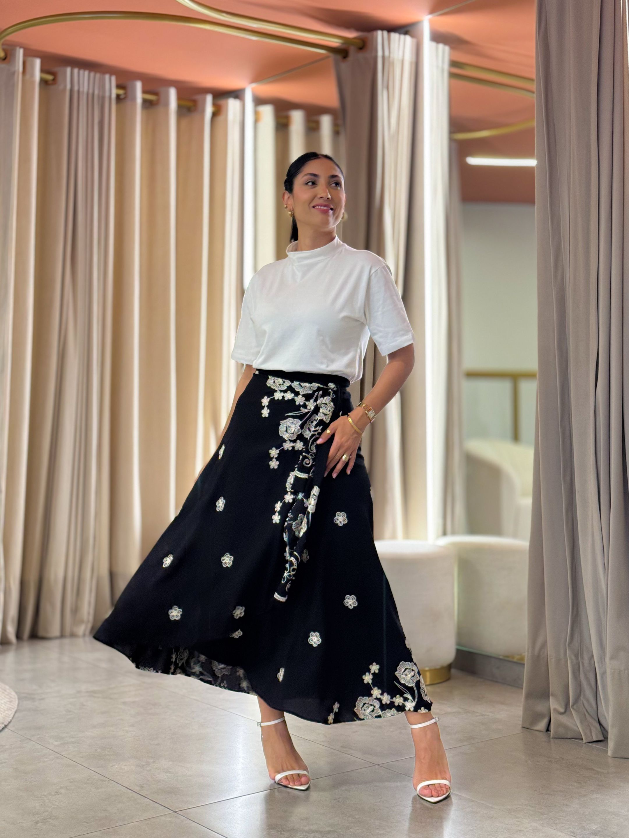 Saia Cristal Preto E Branco - Por Katia Vilar Moda Clássica 