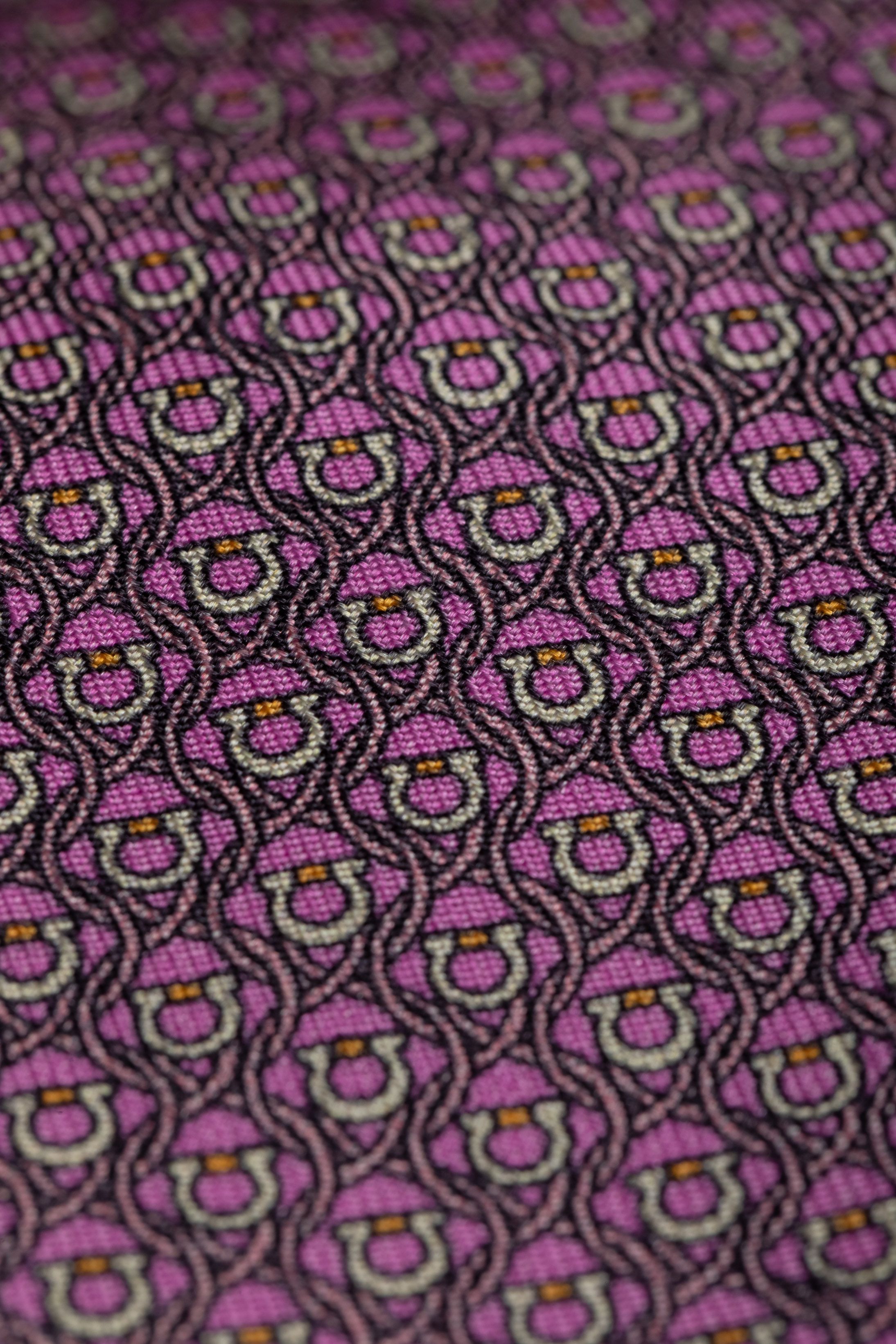 Gravata Seda Italiana micro Desenho Rosa 