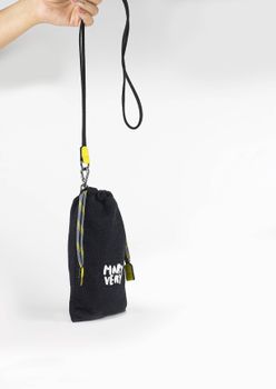 BOLSA PORTA CELULAR LIL PRETO COM AMARELO 