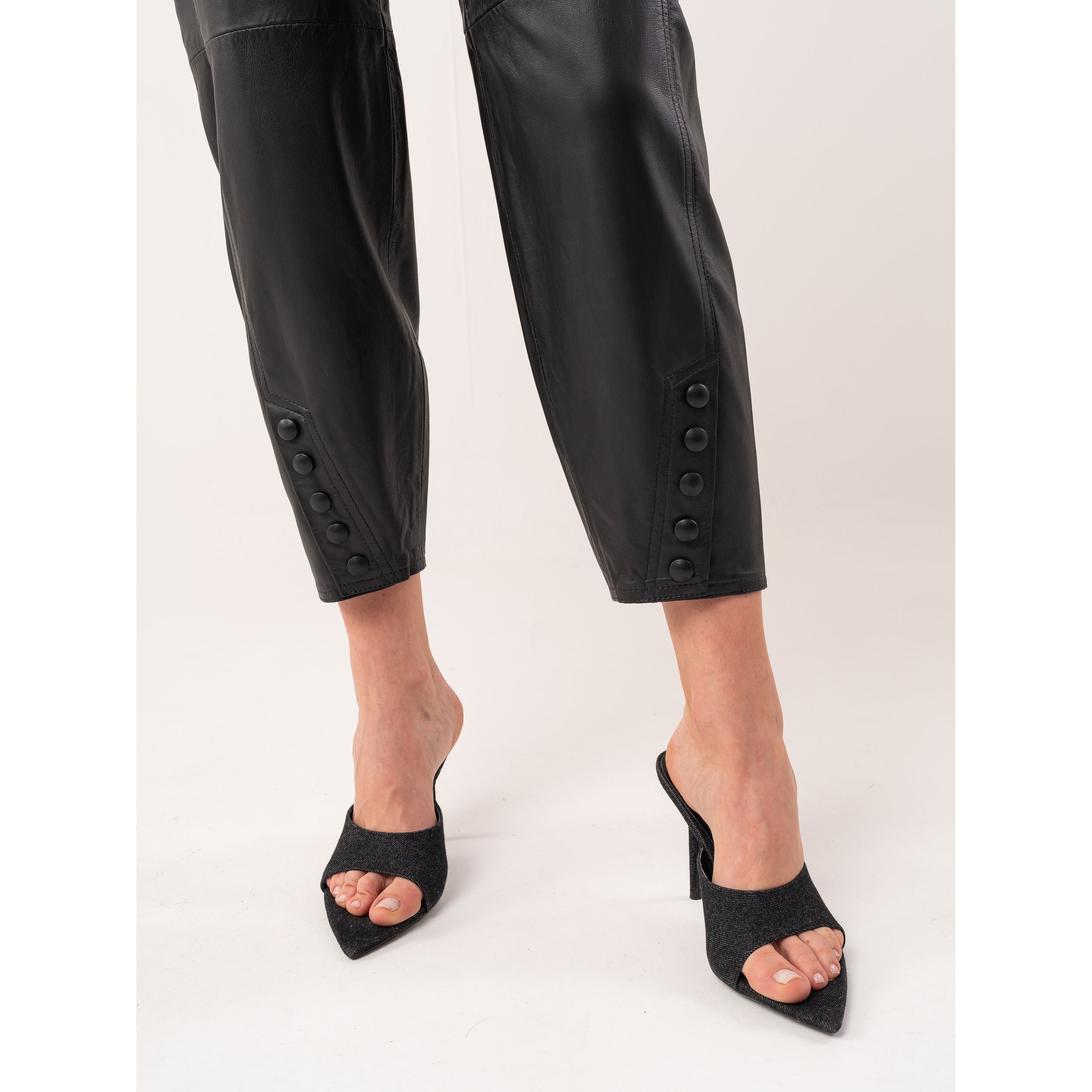 Calça Cenoura Botões Barra 