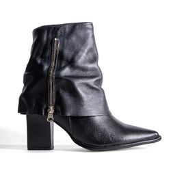 BOTA PRETA CANO MÉDIO CAPA HELENA - AMITE & CO.