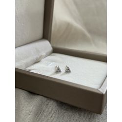Brinco Triângulo Cravejado PP Ródio Branco - LBR93... - ANA B ACESSÓRIOS