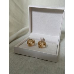 BRINCO FLOR ENTRELAÇADA BANHADO A OURO - BBR61 - ANA B ACESSÓRIOS