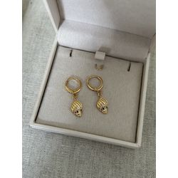 BRINCO ARGOLINHA PENDENTE CONCHA BANHADO A OURO - ... - ANA B ACESSÓRIOS