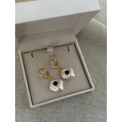 BRINCO ARGOLA PÉROLA SHELL COM DETALHE MARROM BANH... - ANA B ACESSÓRIOS