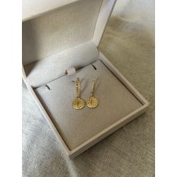 BRINCO ARGOLINHA CRAVEJADA COM SÃO BENTO BANHADA A... - ANA B ACESSÓRIOS