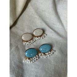 BRINCO RESINA OVAL COM PÉROLAS BANHADO A OURO - BR... - ANA B ACESSÓRIOS