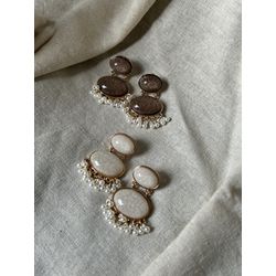 BRINCO RESINA OVAL PENDENTE COM PÉROLAS - BR36 - ANA B ACESSÓRIOS