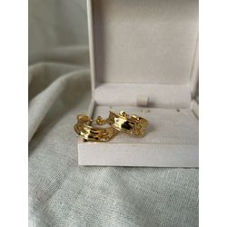 BRINCO ARGOLA MARTELADA BANHADA A OURO - BR1581 - ANA B ACESSÓRIOS