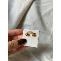 BRINCO MINI BOTÃO TEXTURIZADO BANHADO A OURO - BR... - ANA B ACESSÓRIOS