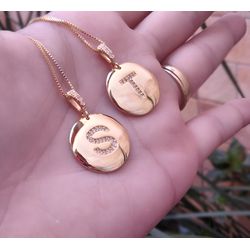 Gargantilha Medalha Letra Inicial Cravejada Em Zir... - A S JOIAS E SEMIJOIAS