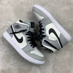Tênis Air Jordan 1 Mid - Smoke Grey - Cinza/Branco... - GOAT SPORTS