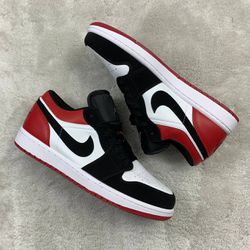Tênis Air Jordan 1 Low - Black Toe - Preto, Vermel... - GOAT SPORTS