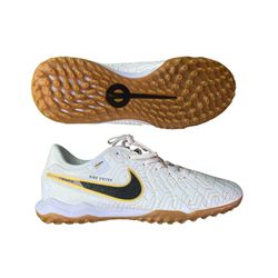 Chuteira Society Nike Tiempo (TF) - Branca/Dourada... - GOAT SPORTS