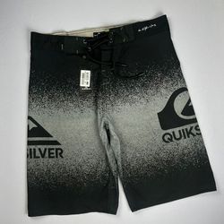 Bermuda Surf Quiksilver pontilhada preta e cinza - Atacado das Tailandesas