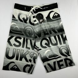 Bermuda Surf Quiksilver branca e preta - Atacado das Tailandesas