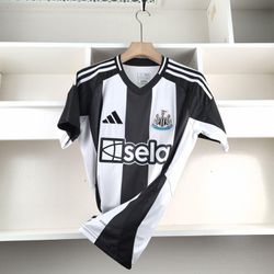 Camisa Newcastle 24/25 Home Fan Lisa - Atacado das Tailandesas