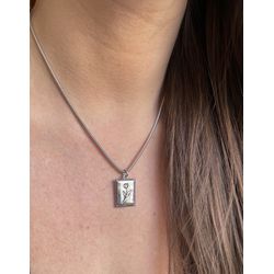 Colar Plaquinha Flor Ródio - 7438748 - ISABELA MATTOS ACESSÓRIOS
