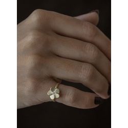 Anel Dedinho Flor Acetinado Ouro - 48348024 - ISABELA MATTOS ACESSÓRIOS