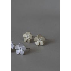 Brinco Flor Médio Acetinado Ouro - 64646466 - ISABELA MATTOS ACESSÓRIOS
