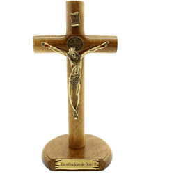 Crucifixo de Mesa Cilíndrica com São Bento 17cm - Eis o Cordeiro de Deus - 19563... - Betânia Loja Catolica 