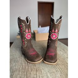 Bota Texana em Couro Café Flores - BTF53 - Botas Texanas Fabi