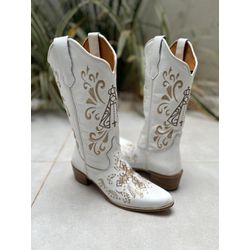 Bota Texana em Couro Branco bordado bege - BTFBico... - Botas Texanas Fabi