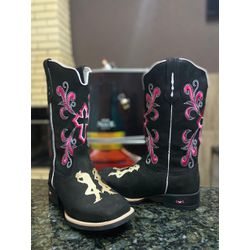 Bota Texana em Couro Tribal Crucifixo Preta e Rosa... - Botas Texanas Fabi