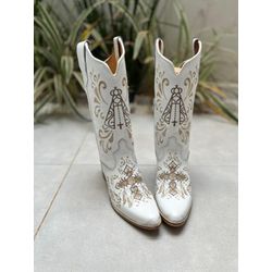 Bota Texana em Couro Branco bordado Bege Bico Fino... - Botas Texanas Fabi