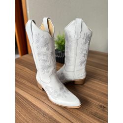 Bota Texana em Couro Branco bordado branco - BTFBi... - Botas Texanas Fabi