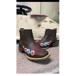 Botina em Couro Café com Flores - BT24 - Botas Texanas Fabi