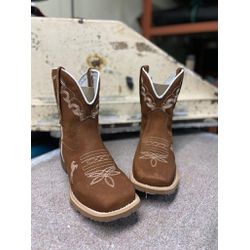 Botina Texana em Couro Nobuk Caramelo - BF20 - Botas Texanas Fabi