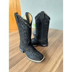 Bota Texana em Couro Preta com Strass - BTFPretast... - Botas Texanas Fabi